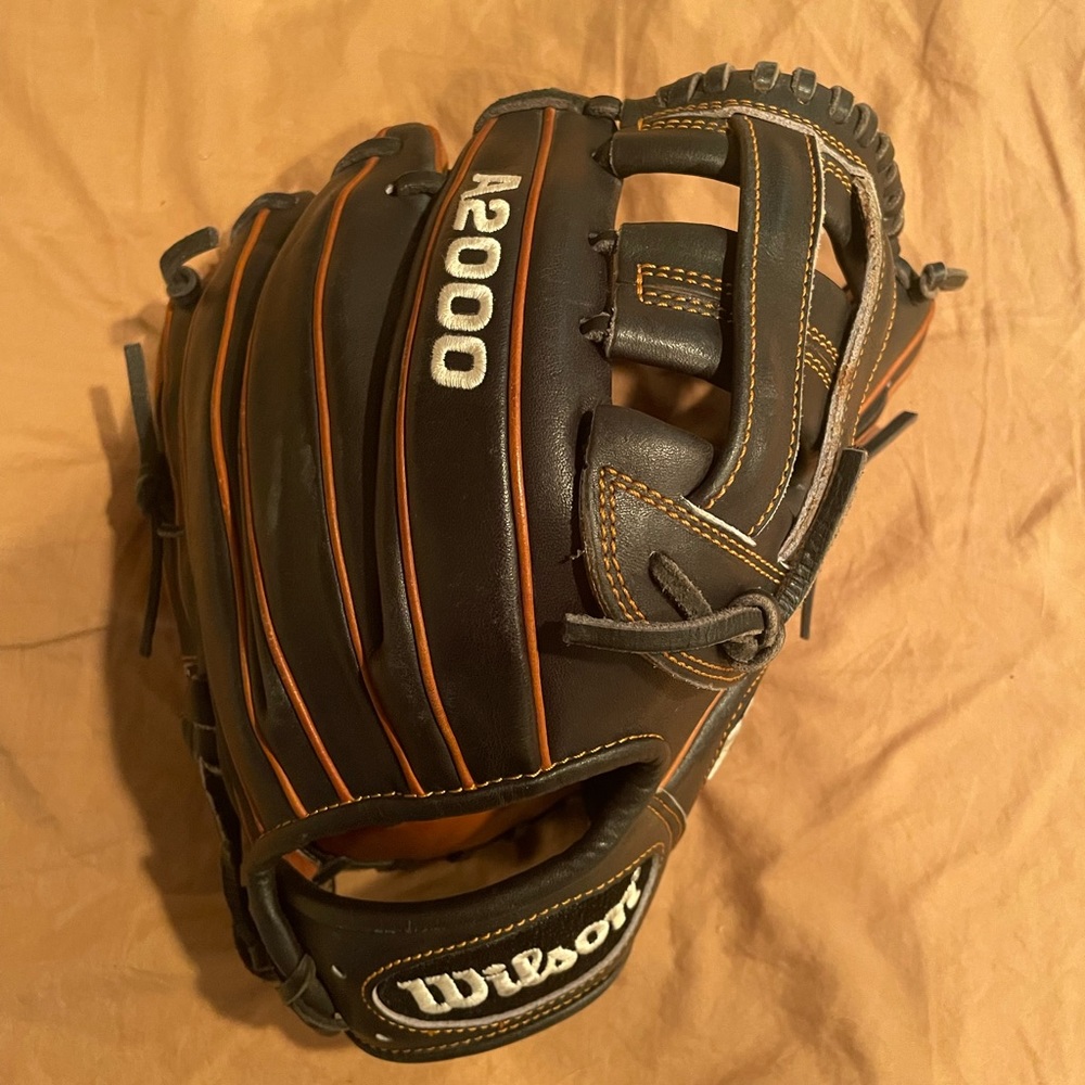 Wilson A2000 11.5 infielder baseball glove RHT
